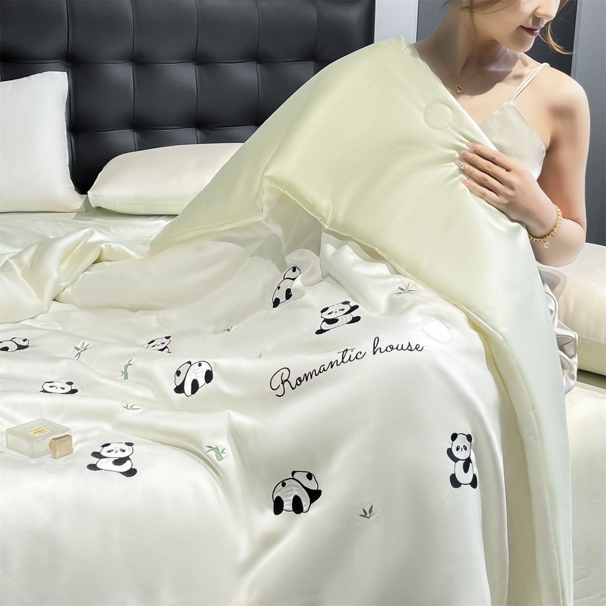 91家纺网 家纺一手货源 找家纺 美澳家纺 2026新款凉感水洗冰丝真丝刺绣双拼单夏被三件套四件套 竹子熊猫