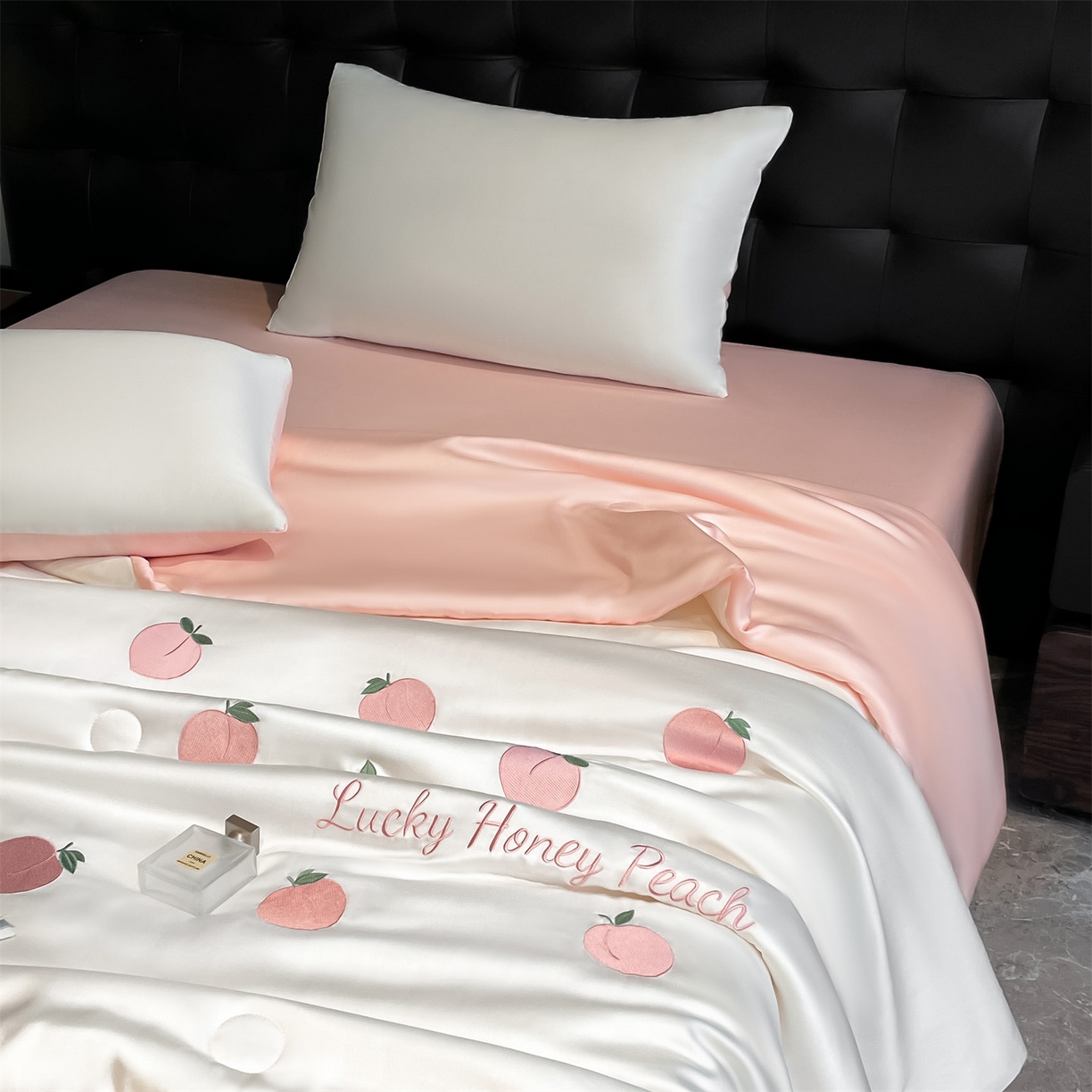 91家纺网 家纺一手货源 找家纺 美澳家纺 2026新款凉感水洗冰丝真丝刺绣双拼单夏被三件套四件套 蜜桃