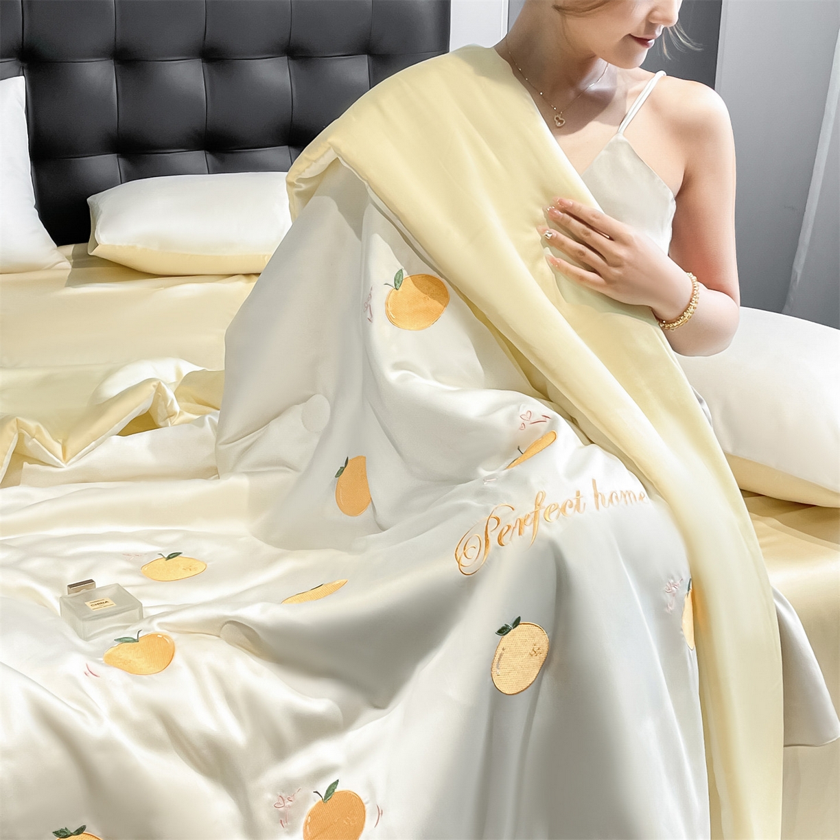 91家纺网 家纺一手货源 找家纺 美澳家纺 2026新款凉感水洗冰丝真丝刺绣双拼单夏被三件套四件套 蜜桔-奶黄