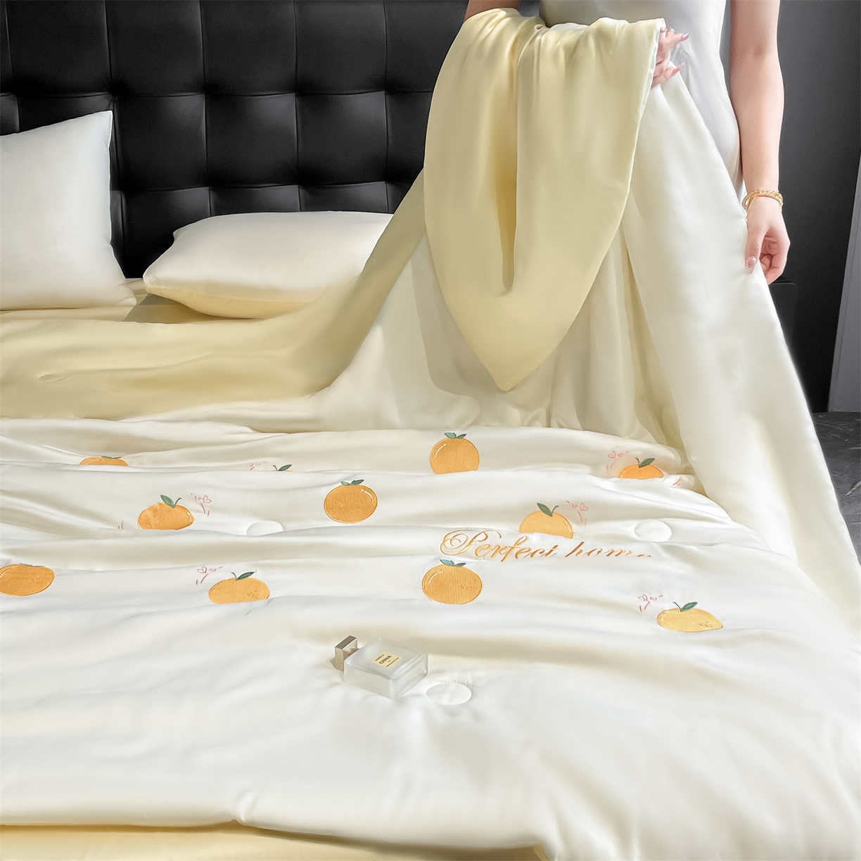 91家纺网 家纺一手货源 找家纺 美澳家纺 2026新款凉感水洗冰丝真丝刺绣双拼单夏被三件套四件套 蜜桔-奶黄