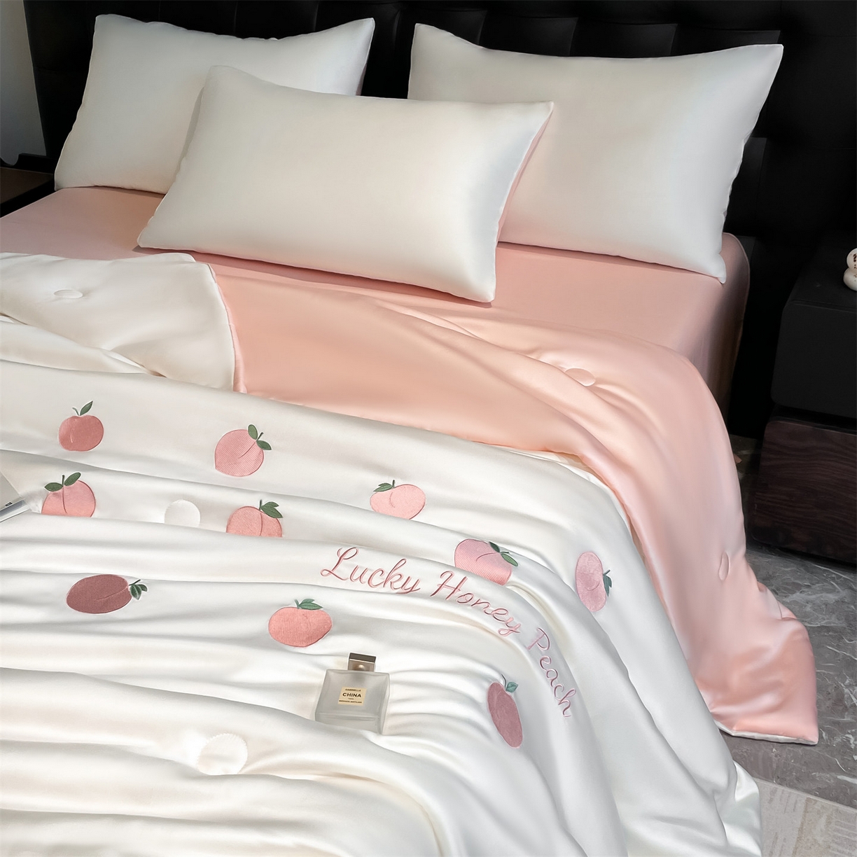 91家纺网 家纺一手货源 找家纺 美澳家纺 2026新款凉感水洗冰丝真丝刺绣双拼单夏被三件套四件套 蜜桃