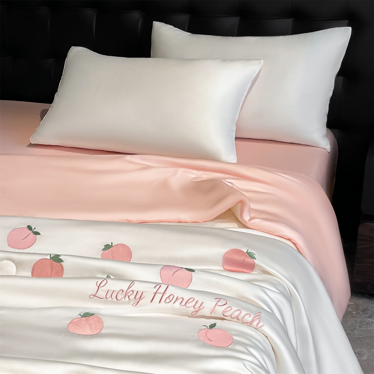 91家纺网 家纺一手货源 找家纺 美澳家纺 2026新款凉感水洗冰丝真丝刺绣双拼单夏被三件套四件套 蜜桃