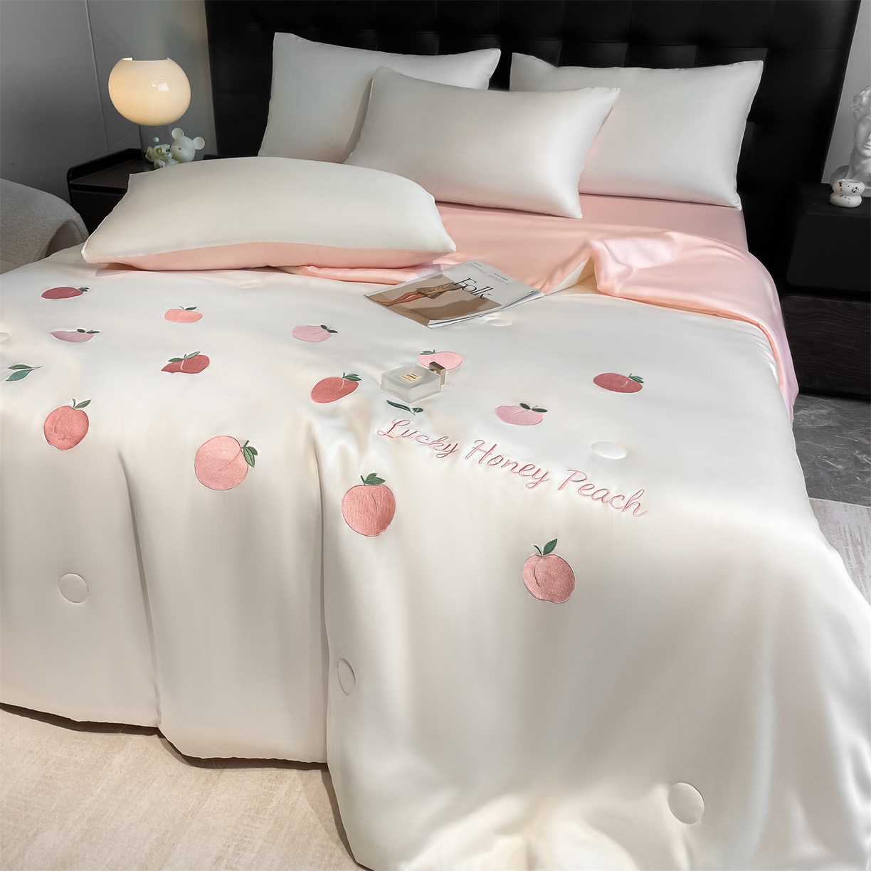 91家纺网 家纺一手货源 找家纺 美澳家纺 2026新款凉感水洗冰丝真丝刺绣双拼单夏被三件套四件套 蜜桃