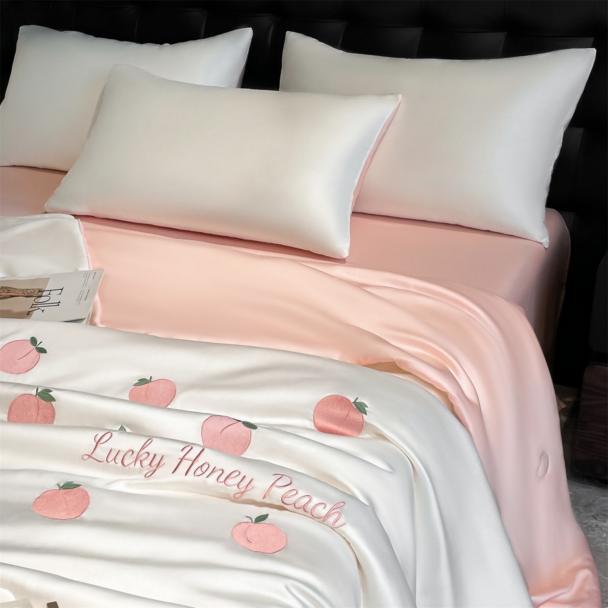 91家纺网 家纺一手货源 找家纺 美澳家纺 2026新款凉感水洗冰丝真丝刺绣双拼单夏被三件套四件套 蜜桃