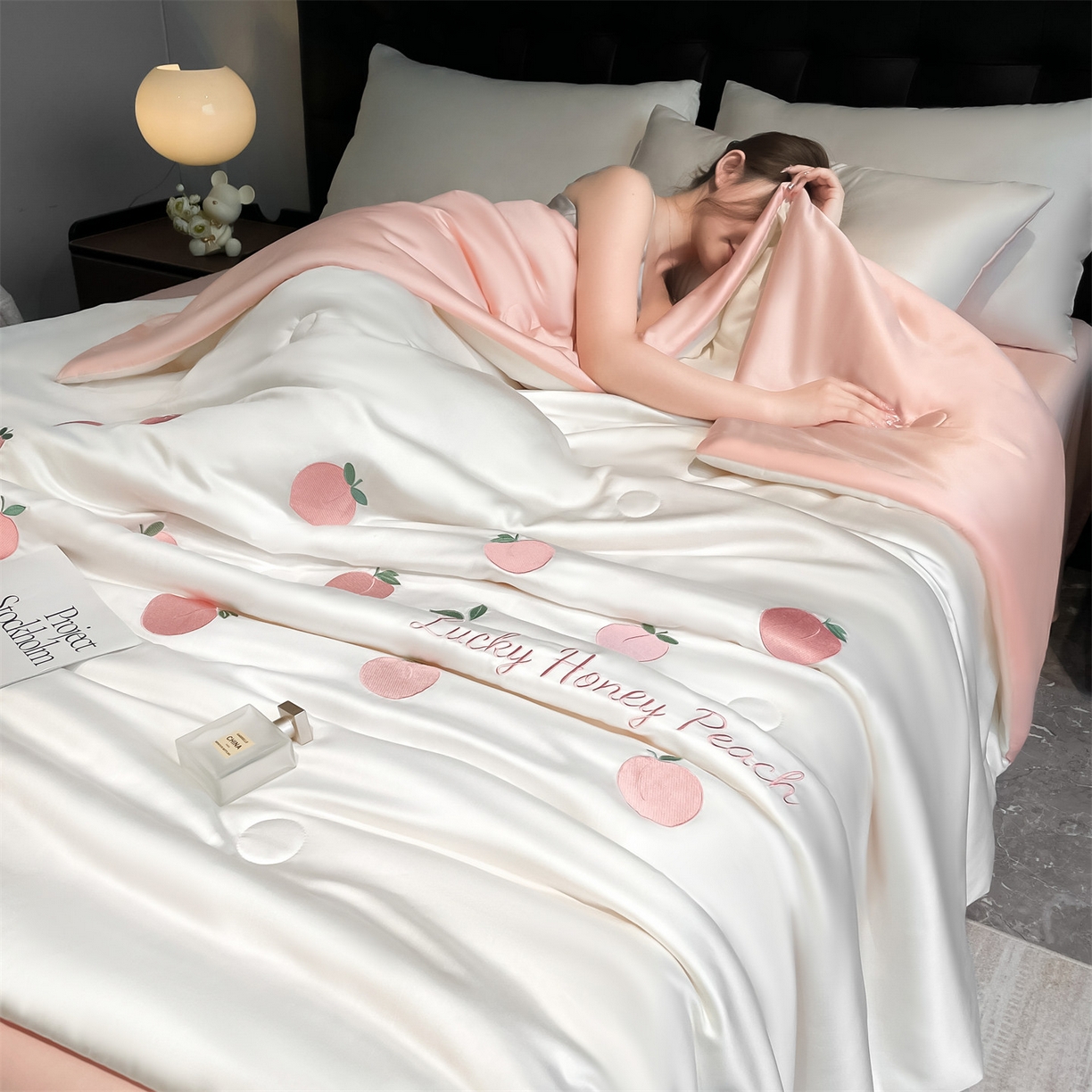 美澳家纺 2026新款凉感水洗冰丝真丝刺绣双拼单夏被三件套四件套 蜜桃