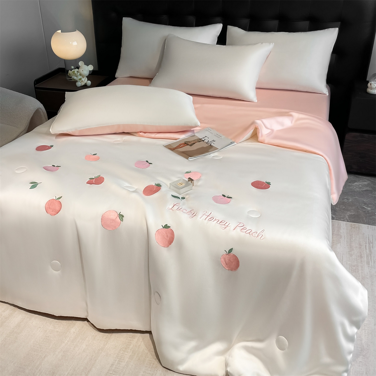 91家纺网 家纺一手货源 找家纺 美澳家纺 2026新款凉感水洗冰丝真丝刺绣双拼单夏被三件套四件套 蜜桃