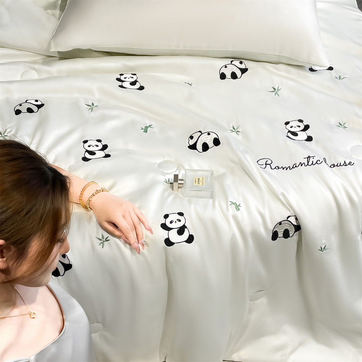 91家纺网 家纺一手货源 找家纺 美澳家纺 2026新款凉感水洗冰丝真丝刺绣双拼单夏被三件套四件套 竹子熊猫