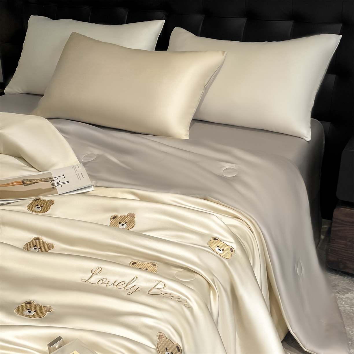 91家纺网 家纺一手货源 找家纺 美澳家纺 2026新款凉感水洗冰丝真丝刺绣双拼单夏被三件套四件套 小熊-卡其