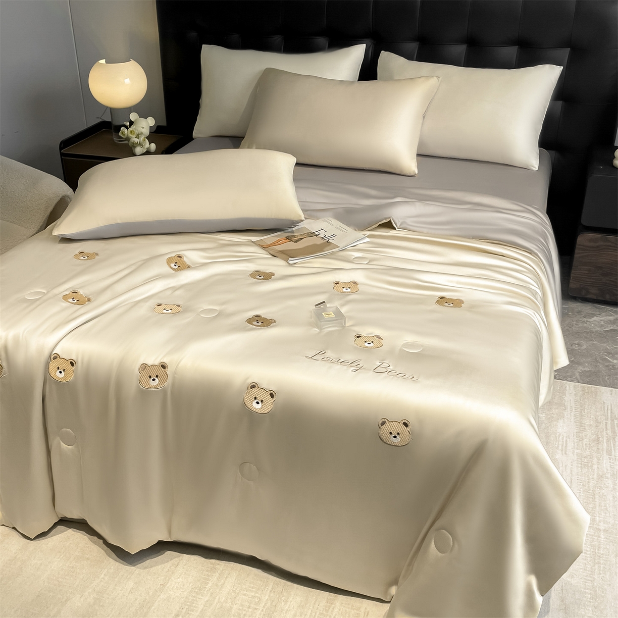 91家纺网 家纺一手货源 找家纺 美澳家纺 2026新款凉感水洗冰丝真丝刺绣双拼单夏被三件套四件套 小熊-卡其