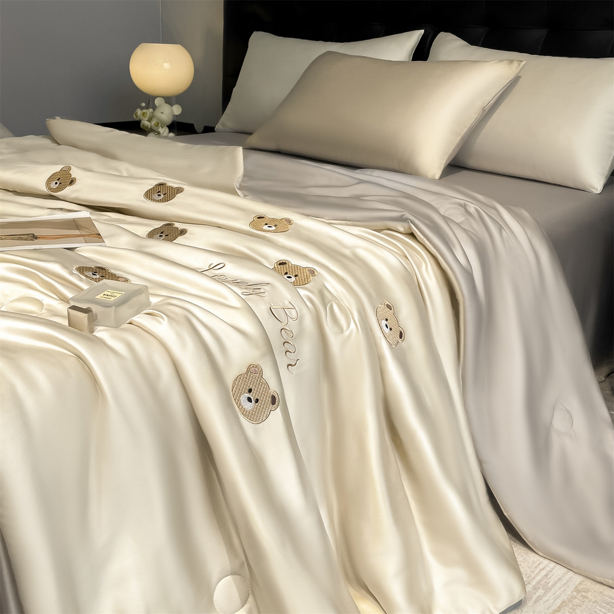 91家纺网 家纺一手货源 找家纺 美澳家纺 2026新款凉感水洗冰丝真丝刺绣双拼单夏被三件套四件套 小熊-卡其