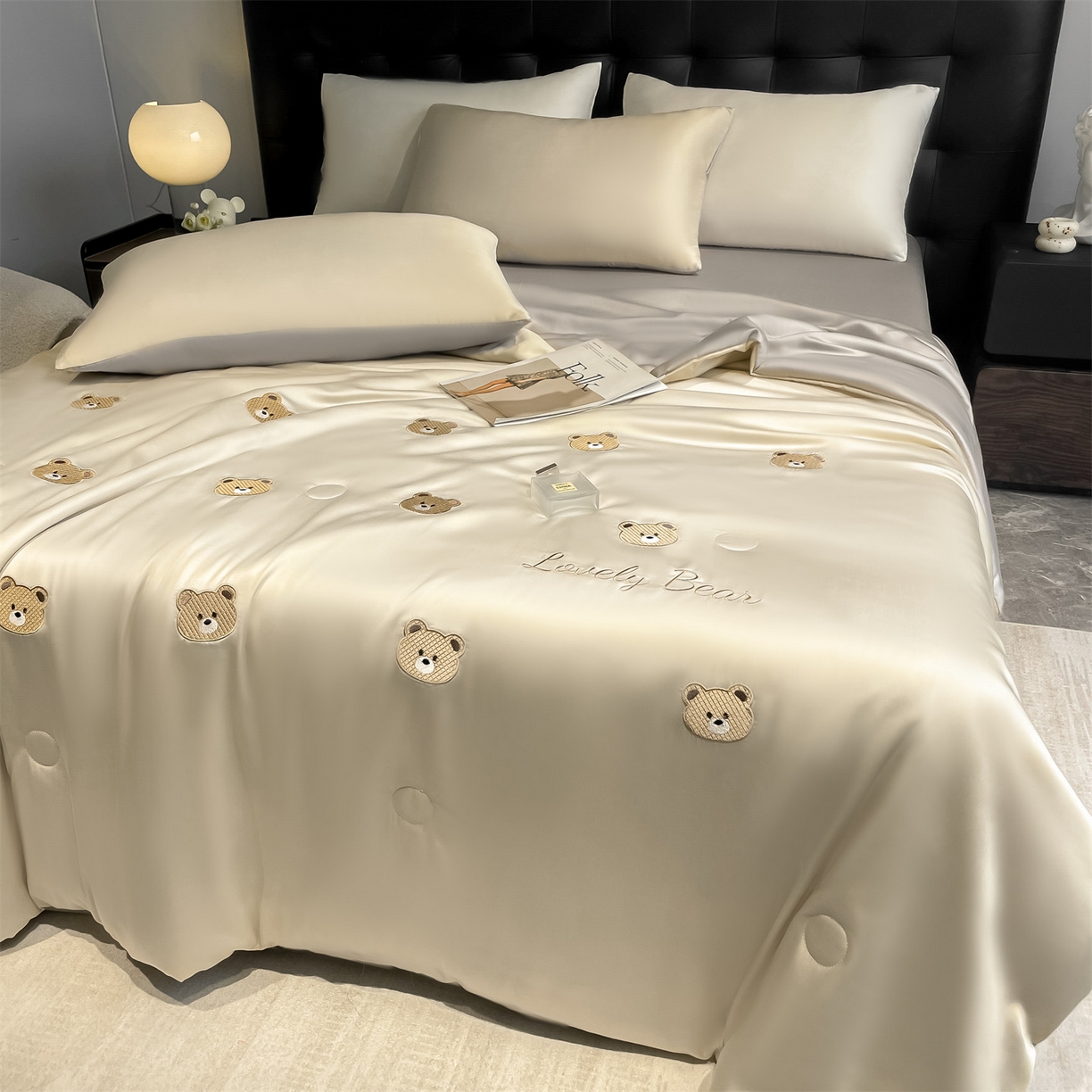 91家纺网 家纺一手货源 找家纺 美澳家纺 2026新款凉感水洗冰丝真丝刺绣双拼单夏被三件套四件套 小熊-卡其