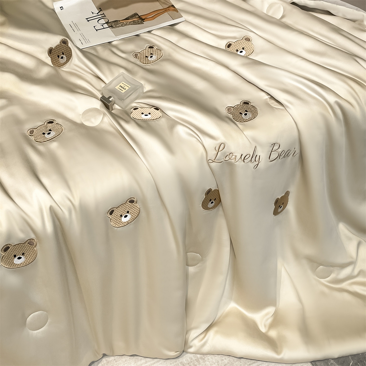 91家纺网 家纺一手货源 找家纺 美澳家纺 2026新款凉感水洗冰丝真丝刺绣双拼单夏被三件套四件套 小熊-卡其