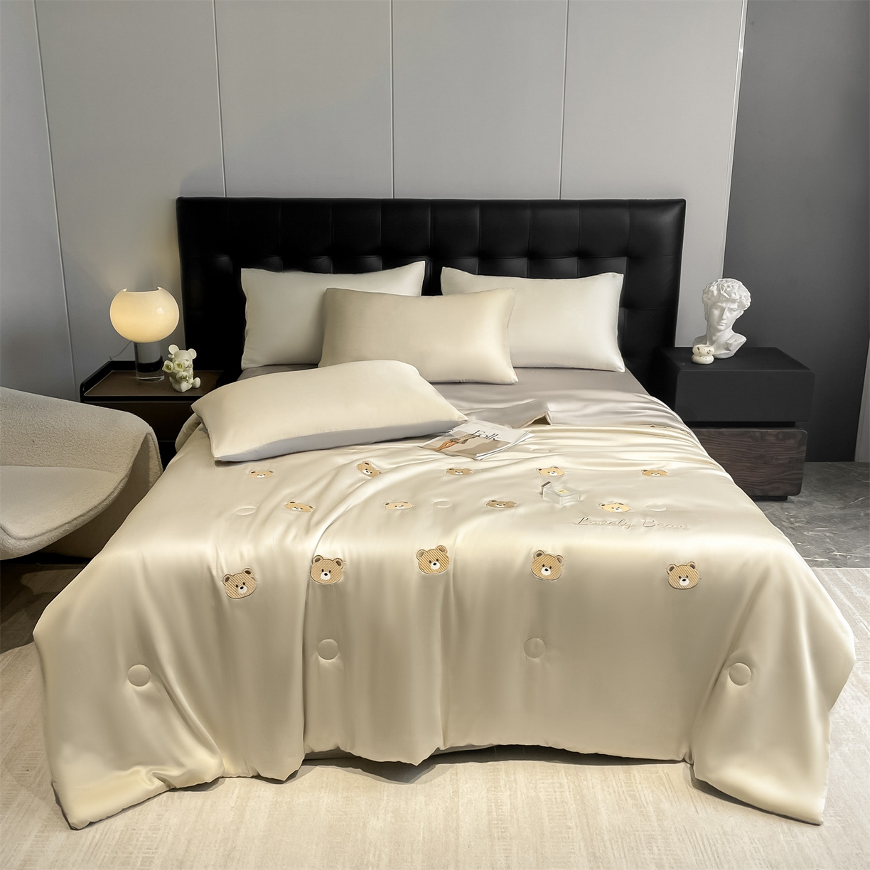 91家纺网 家纺一手货源 找家纺 美澳家纺 2026新款凉感水洗冰丝真丝刺绣双拼单夏被三件套四件套 小熊-卡其