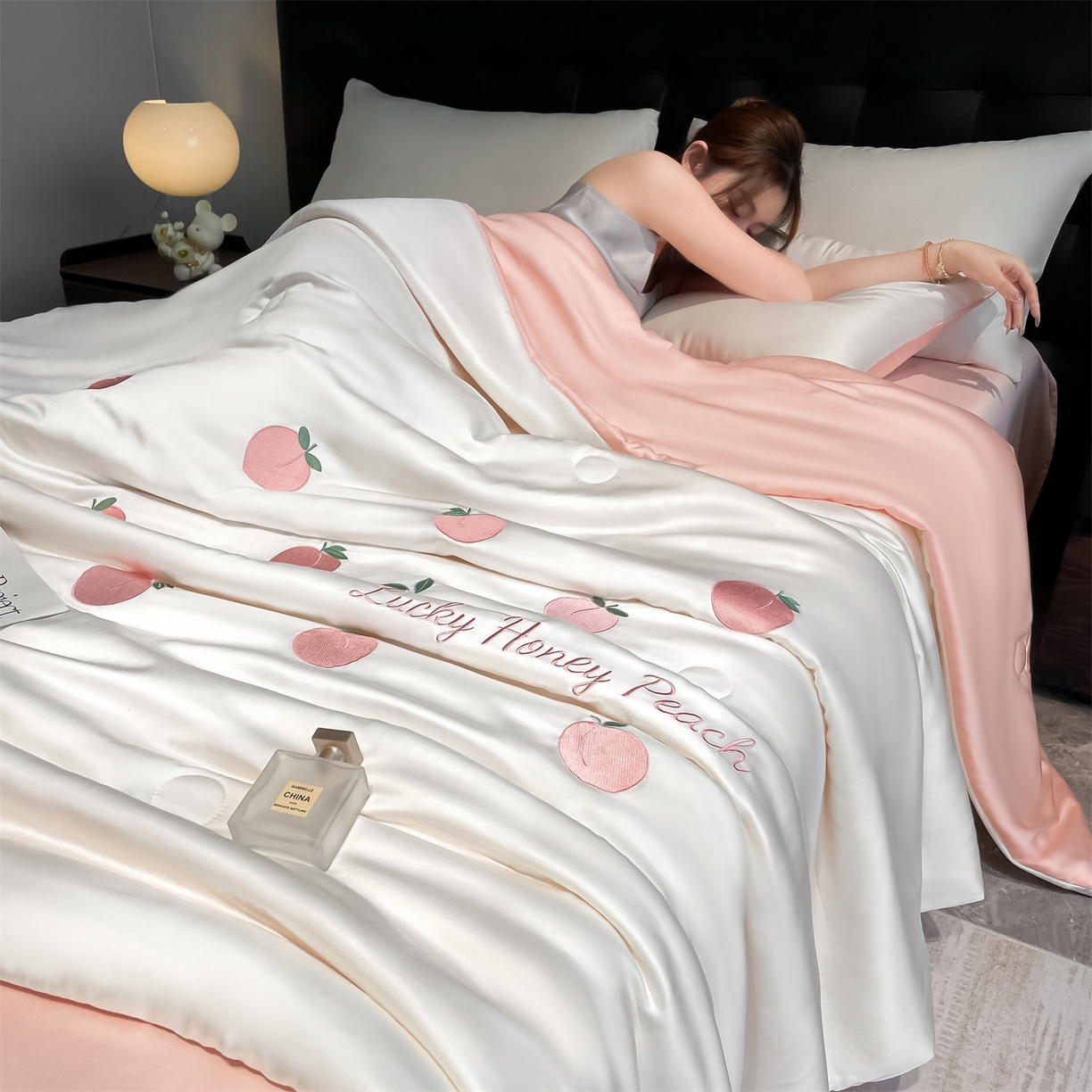 91家纺网 家纺一手货源 找家纺 美澳家纺 2026新款凉感水洗冰丝真丝刺绣双拼单夏被三件套四件套 蜜桃