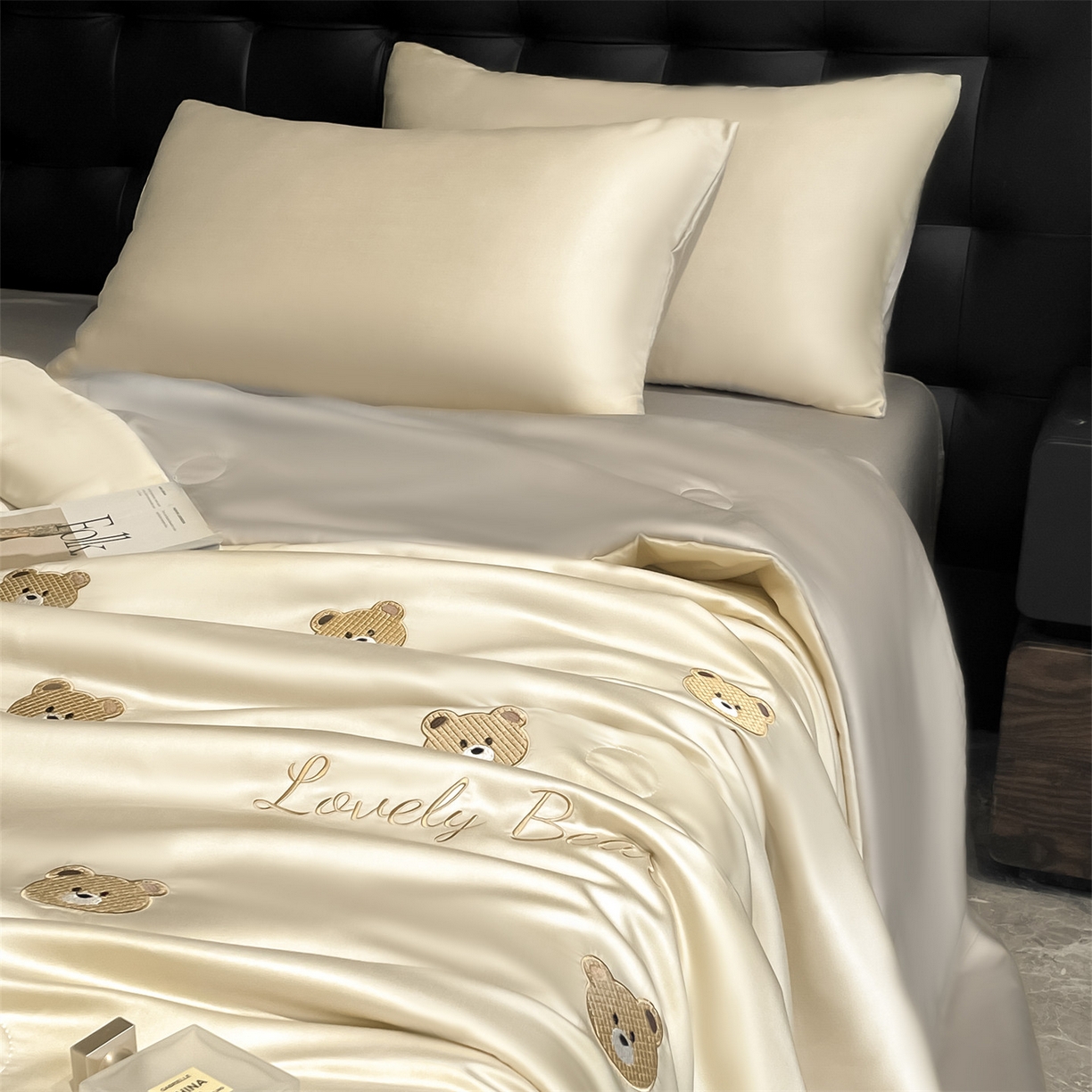 91家纺网 家纺一手货源 找家纺 美澳家纺 2026新款凉感水洗冰丝真丝刺绣双拼单夏被三件套四件套 小熊-卡其