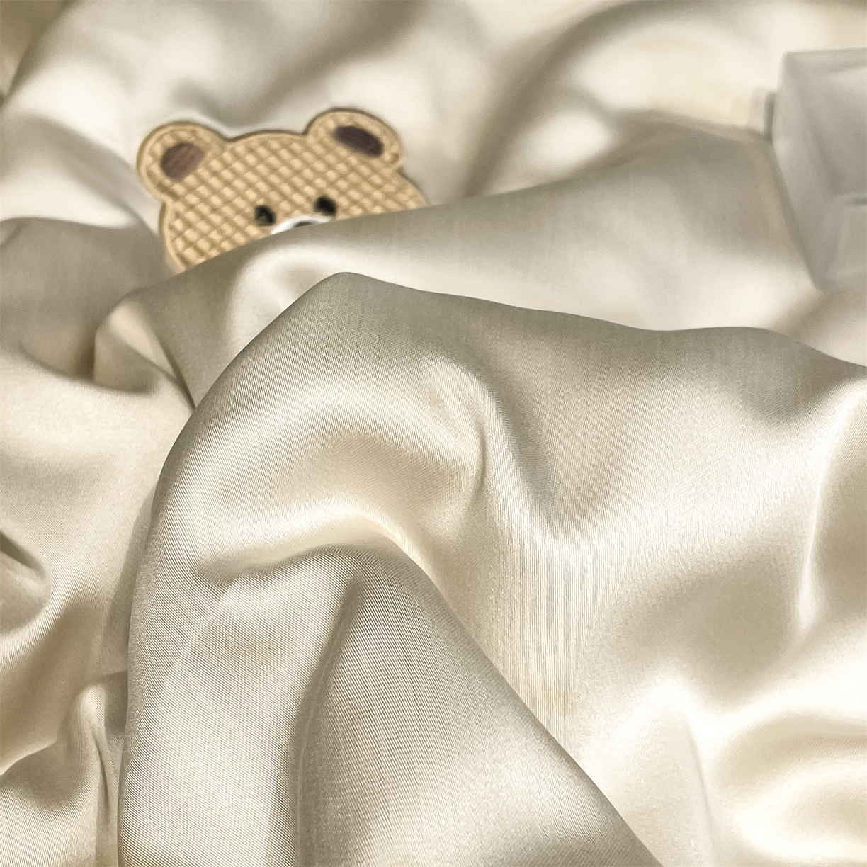 91家纺网 家纺一手货源 找家纺 美澳家纺 2026新款凉感水洗冰丝真丝刺绣双拼单夏被三件套四件套 小熊-卡其