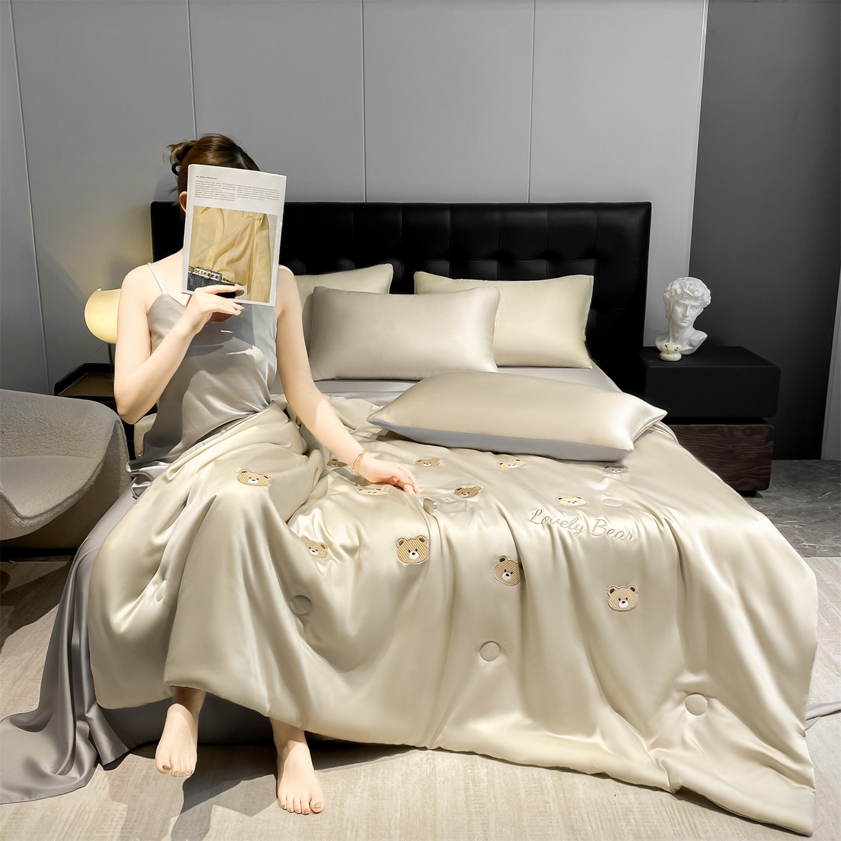 91家纺网 家纺一手货源 找家纺 美澳家纺 2026新款凉感水洗冰丝真丝刺绣双拼单夏被三件套四件套 小熊-卡其