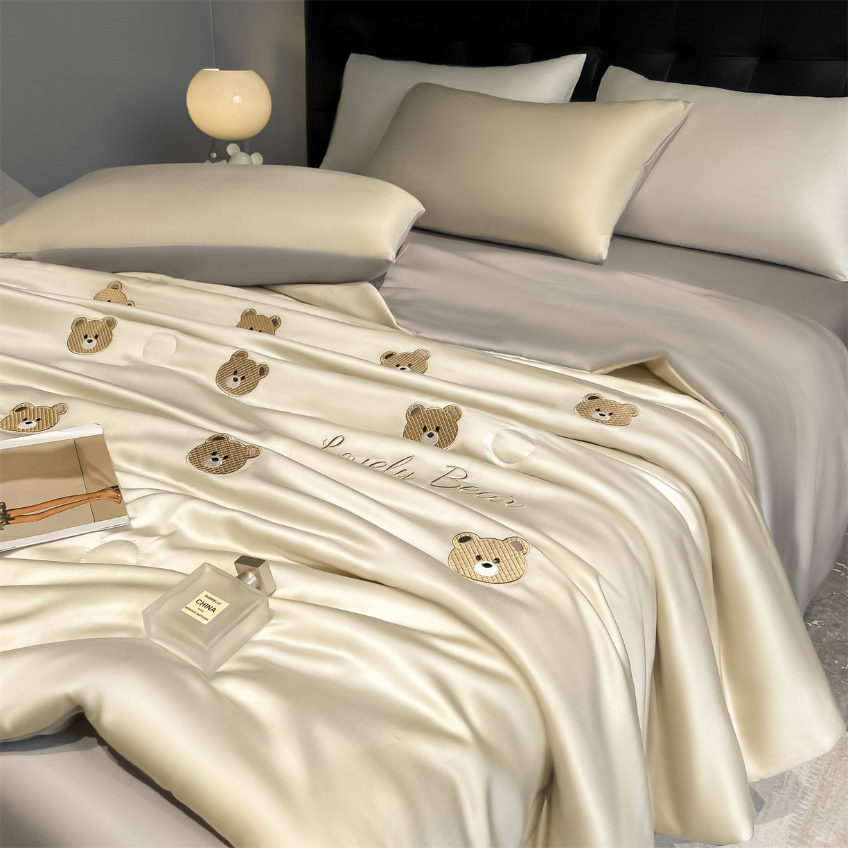 91家纺网 家纺一手货源 找家纺 美澳家纺 2026新款凉感水洗冰丝真丝刺绣双拼单夏被三件套四件套 小熊-卡其