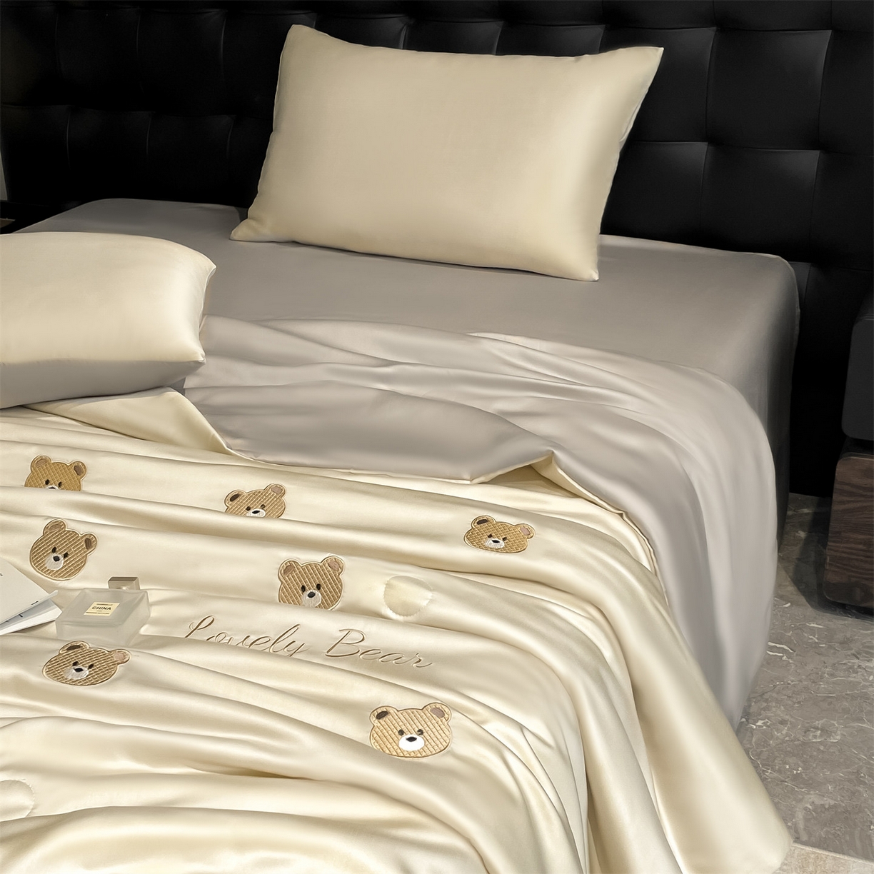 91家纺网 家纺一手货源 找家纺 美澳家纺 2026新款凉感水洗冰丝真丝刺绣双拼单夏被三件套四件套 小熊-卡其