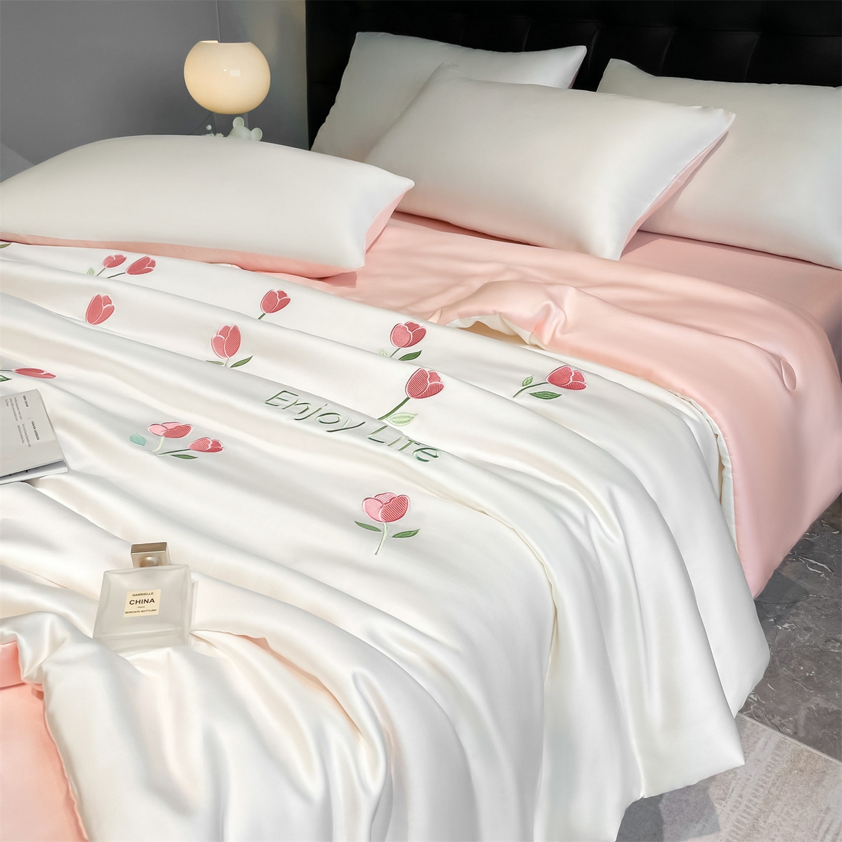 91家纺网 家纺一手货源 找家纺 美澳家纺 2026新款凉感水洗冰丝真丝刺绣双拼单夏被三件套四件套 郁金香-粉