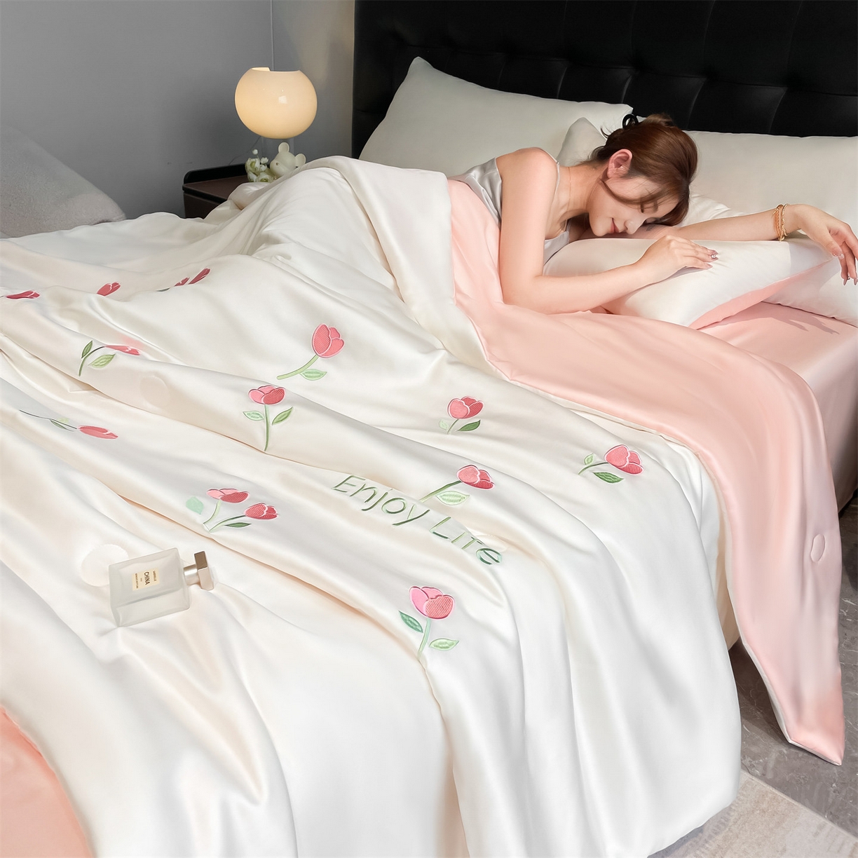 91家纺网 家纺一手货源 找家纺 美澳家纺 2026新款凉感水洗冰丝真丝刺绣双拼单夏被三件套四件套 郁金香-粉