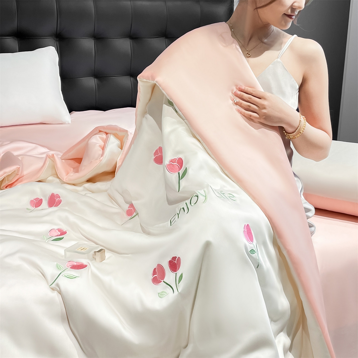 91家纺网 家纺一手货源 找家纺 美澳家纺 2026新款凉感水洗冰丝真丝刺绣双拼单夏被三件套四件套 郁金香-粉