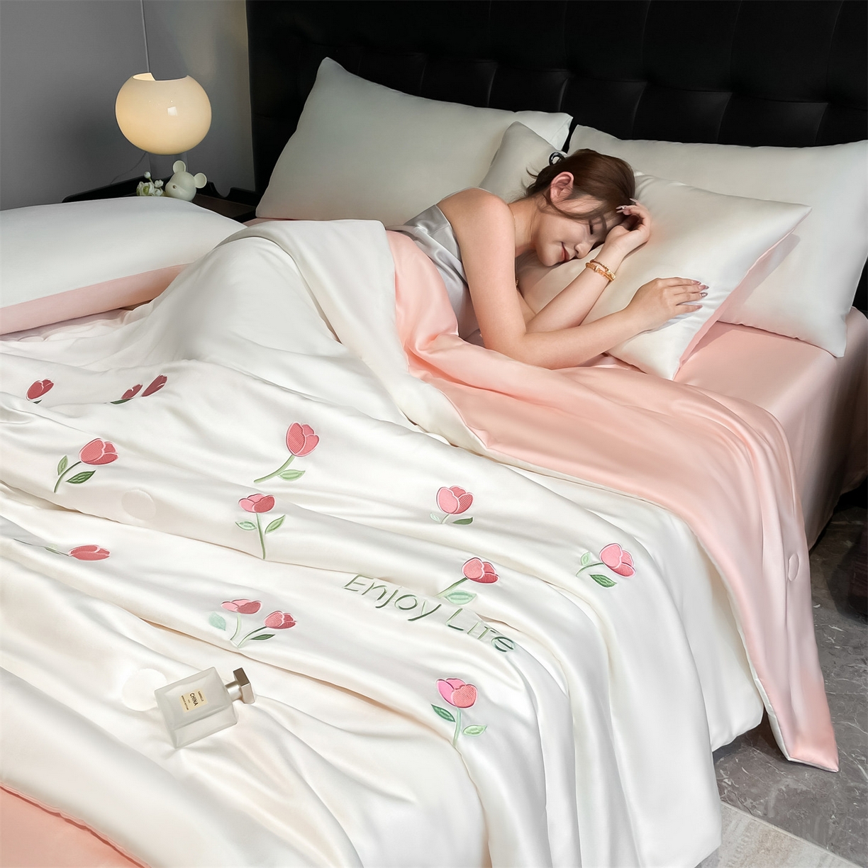 91家纺网 家纺一手货源 找家纺 美澳家纺 2026新款凉感水洗冰丝真丝刺绣双拼单夏被三件套四件套 郁金香-粉