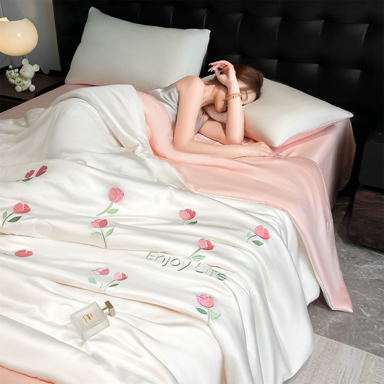 91家纺网 家纺一手货源 找家纺 美澳家纺 2026新款凉感水洗冰丝真丝刺绣双拼单夏被三件套四件套 郁金香-粉