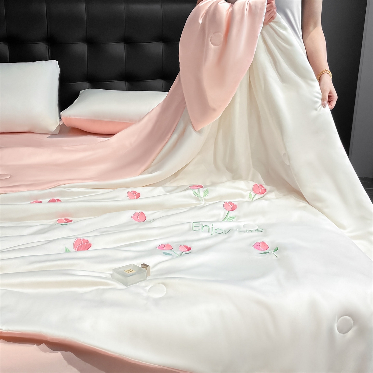 91家纺网 家纺一手货源 找家纺 美澳家纺 2026新款凉感水洗冰丝真丝刺绣双拼单夏被三件套四件套 郁金香-粉