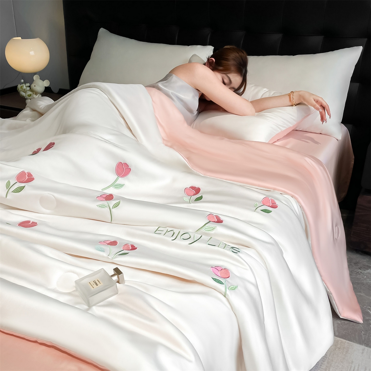 91家纺网 家纺一手货源 找家纺 美澳家纺 2026新款凉感水洗冰丝真丝刺绣双拼单夏被三件套四件套 郁金香-粉