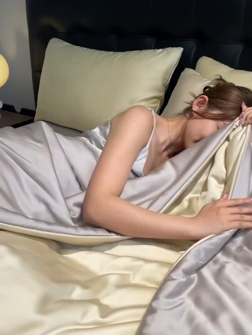 91家纺网 家纺一手货源 找家纺 美澳家纺 2026新款凉感水洗冰丝真丝刺绣双拼单夏被三件套四件套 小熊-卡其