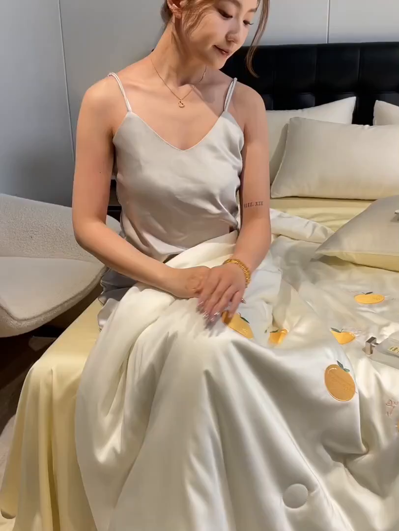 91家纺网 家纺一手货源 找家纺 美澳家纺 2026新款凉感水洗冰丝真丝刺绣双拼单夏被三件套四件套 蜜桔-奶黄