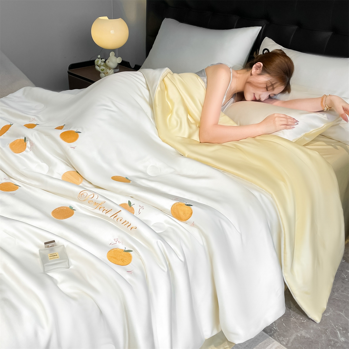 91家纺网 家纺一手货源 找家纺 美澳家纺 2026新款凉感水洗冰丝真丝刺绣双拼单夏被三件套四件套 蜜桔-奶黄
