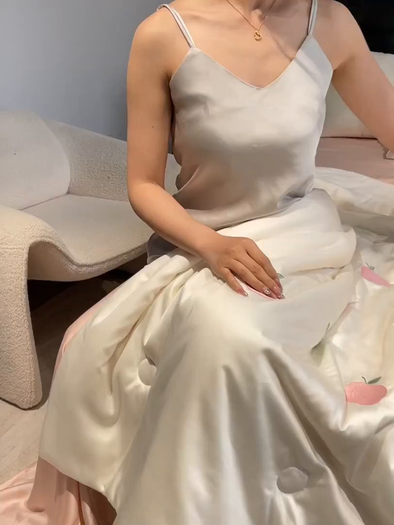 91家纺网 家纺一手货源 找家纺 美澳家纺 2026新款凉感水洗冰丝真丝刺绣双拼单夏被三件套四件套 蜜桃