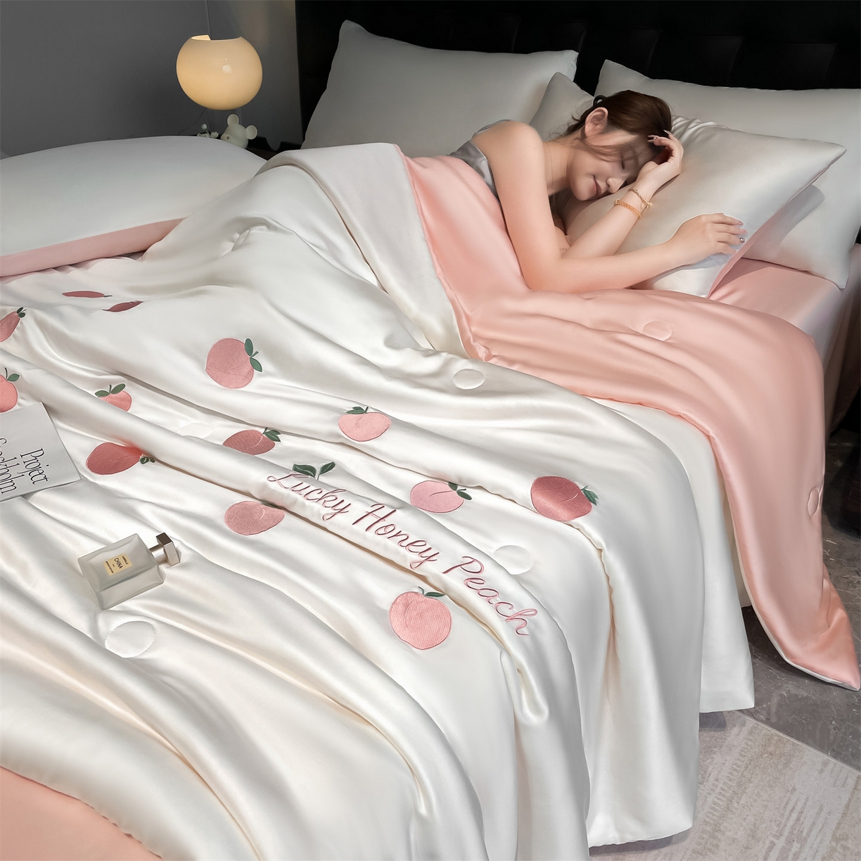 91家纺网 家纺一手货源 找家纺 美澳家纺 2026新款凉感水洗冰丝真丝刺绣双拼单夏被三件套四件套 蜜桃