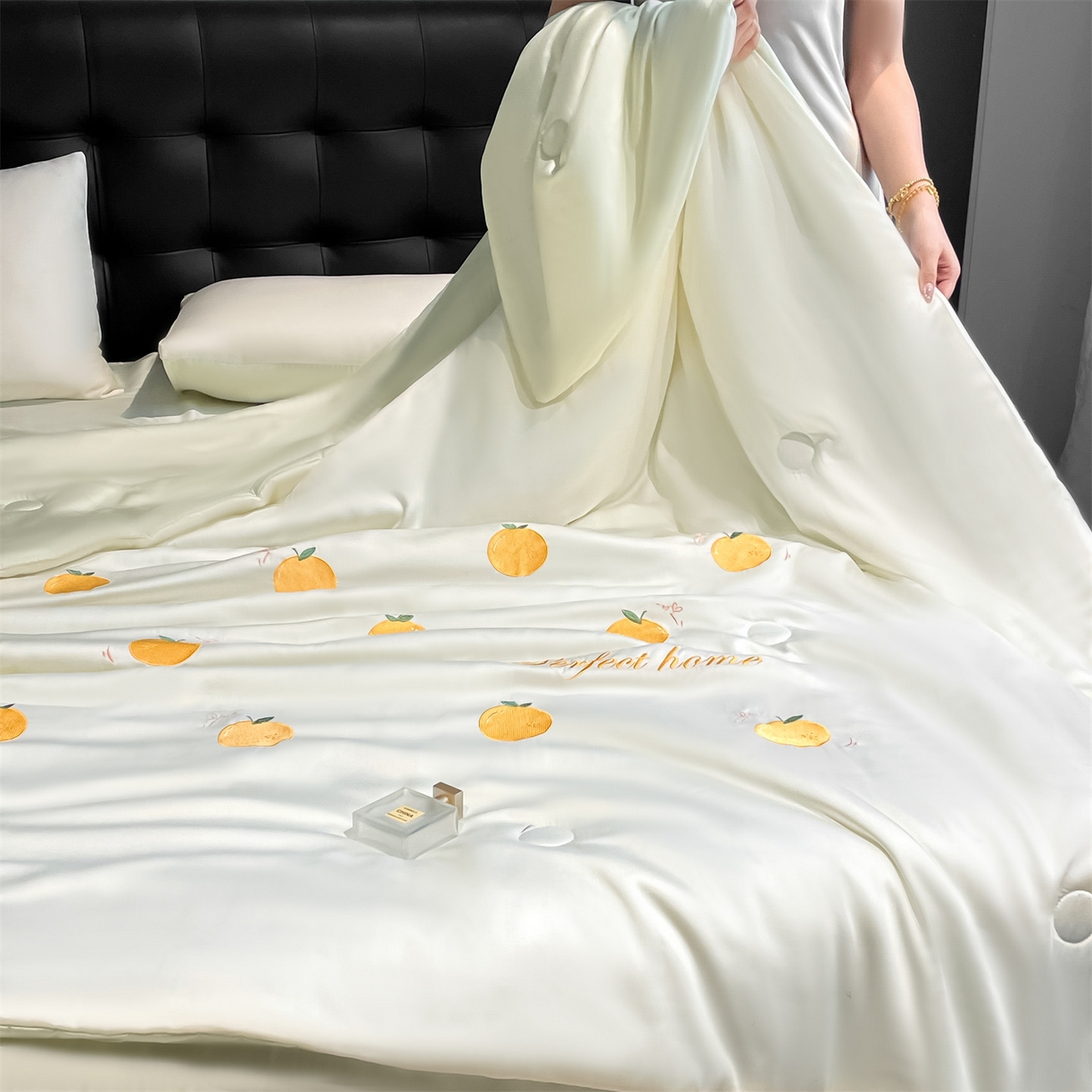 91家纺网 家纺一手货源 找家纺 美澳家纺 2026新款凉感水洗冰丝真丝刺绣双拼单夏被三件套四件套 蜜桔-绿