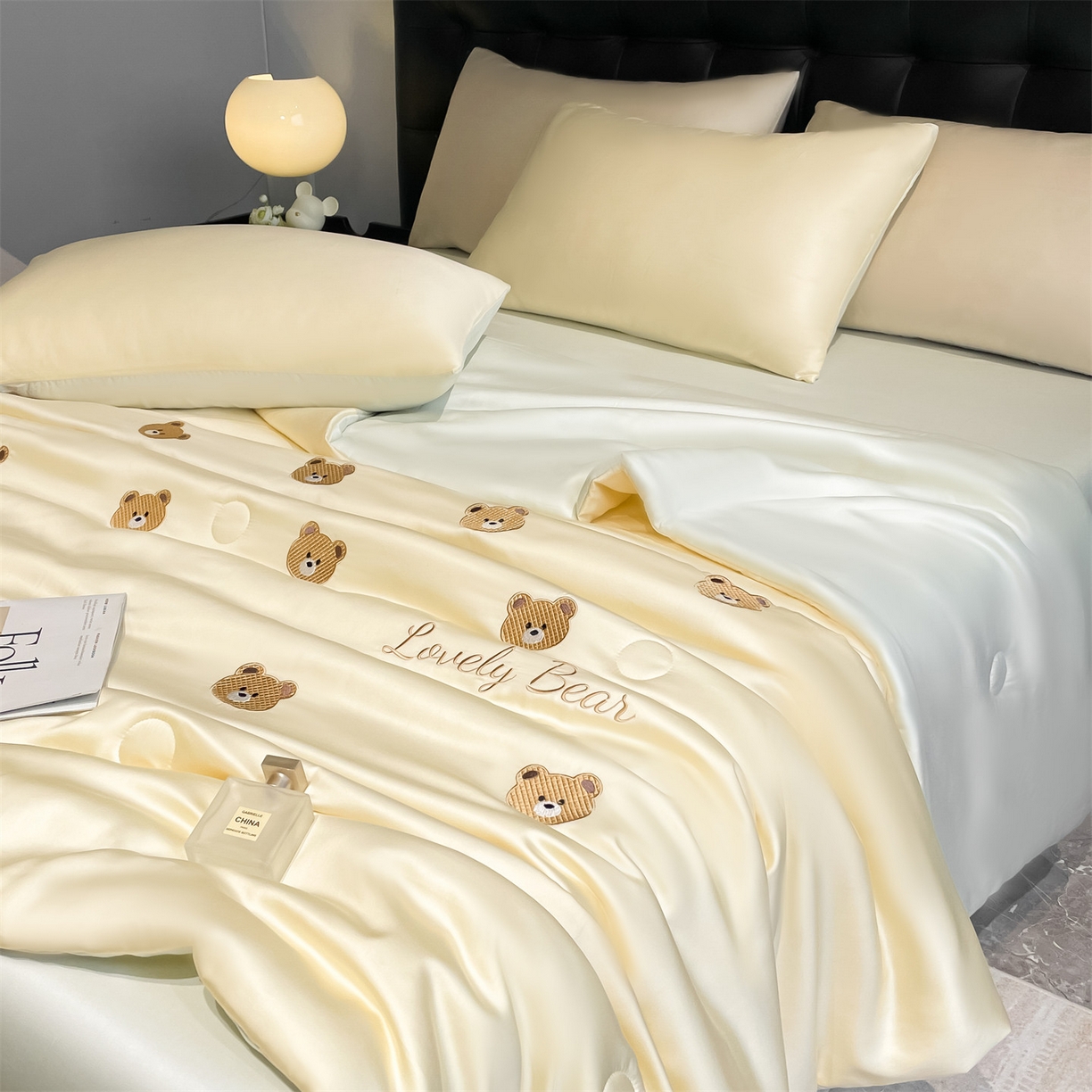 91家纺网 家纺一手货源 找家纺 美澳家纺 2026新款凉感水洗冰丝真丝刺绣双拼单夏被三件套四件套 小熊-绿