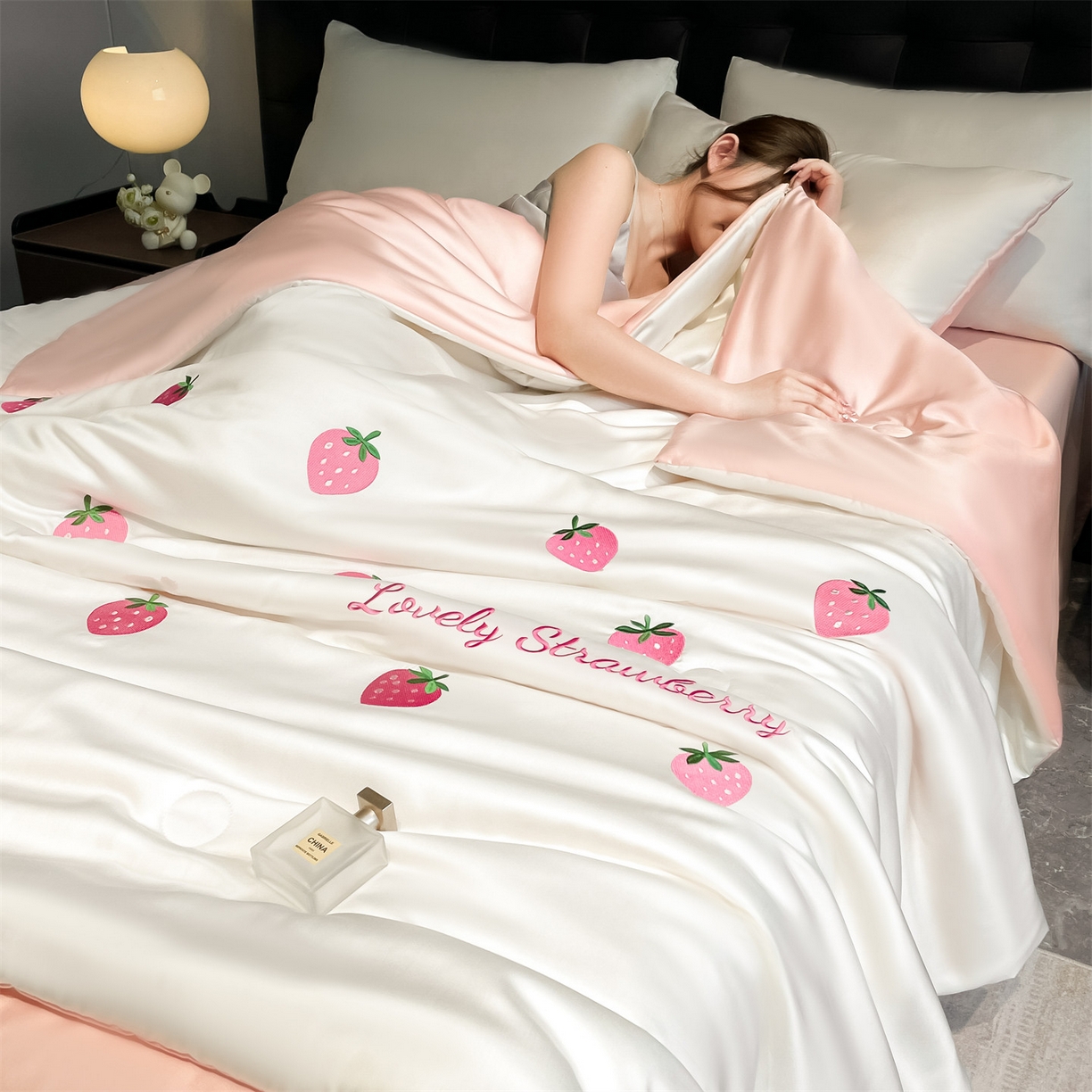 美澳家纺 2026新款凉感水洗冰丝真丝刺绣双拼单夏被三件套四件套 草莓