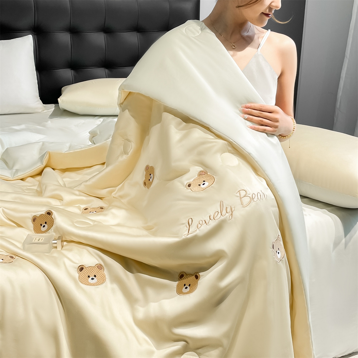 91家纺网 家纺一手货源 找家纺 美澳家纺 2026新款凉感水洗冰丝真丝刺绣双拼单夏被三件套四件套 小熊-绿