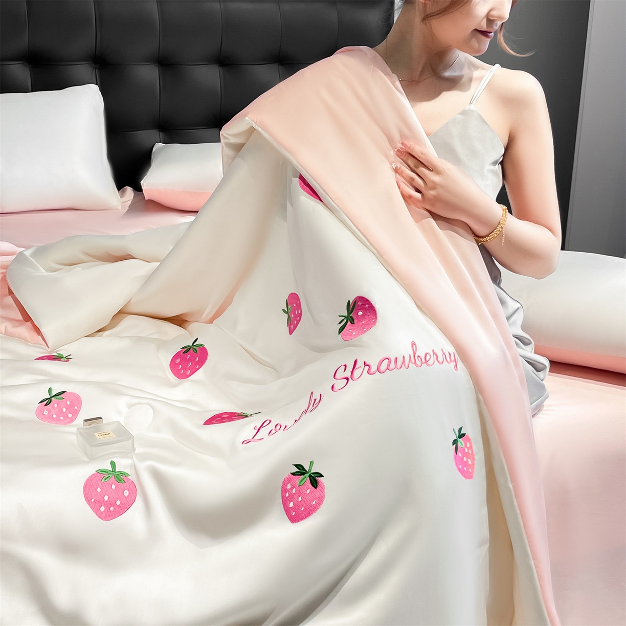 91家纺网 家纺一手货源 找家纺 美澳家纺 2026新款凉感水洗冰丝真丝刺绣双拼单夏被三件套四件套 草莓