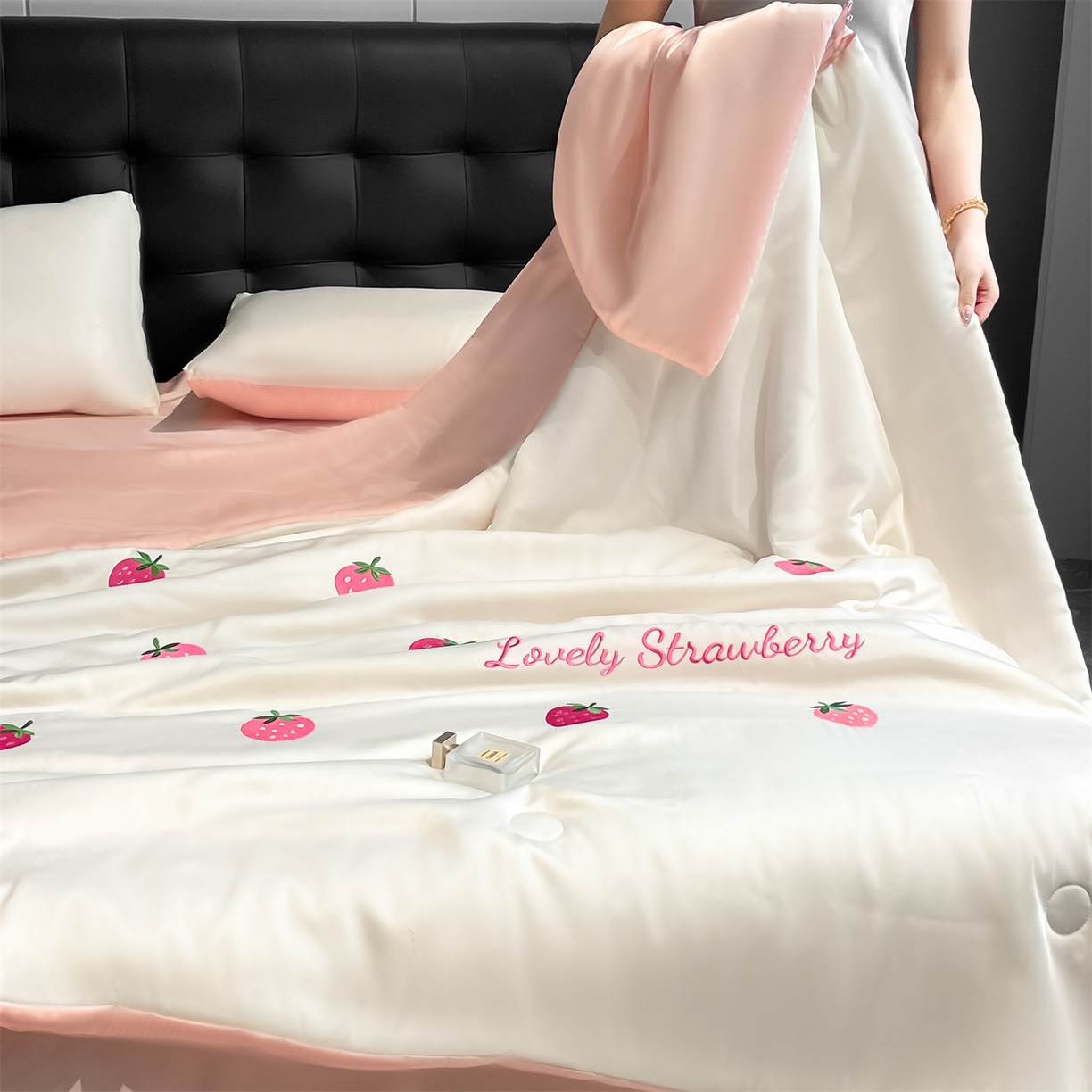 91家纺网 家纺一手货源 找家纺 美澳家纺 2026新款凉感水洗冰丝真丝刺绣双拼单夏被三件套四件套 草莓