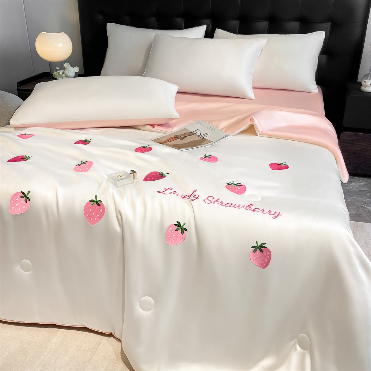 91家纺网 家纺一手货源 找家纺 美澳家纺 2026新款凉感水洗冰丝真丝刺绣双拼单夏被三件套四件套 草莓