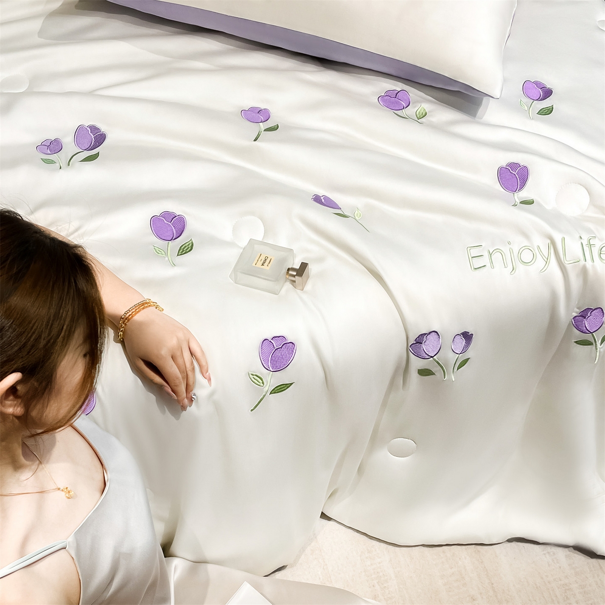 91家纺网 家纺一手货源 找家纺 美澳家纺 2026新款凉感水洗冰丝真丝刺绣双拼单夏被三件套四件套 郁金香-紫