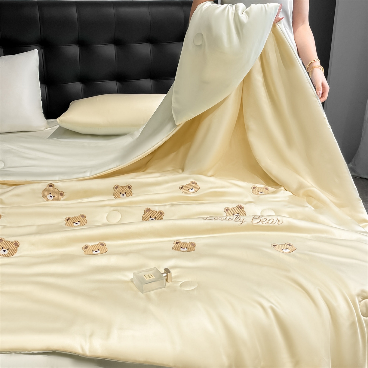 91家纺网 家纺一手货源 找家纺 美澳家纺 2026新款凉感水洗冰丝真丝刺绣双拼单夏被三件套四件套 小熊-绿