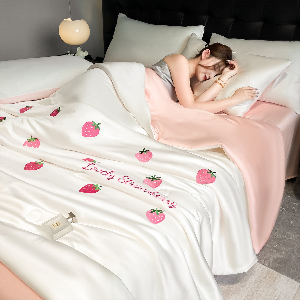 91家纺网 家纺一手货源 找家纺 美澳家纺 2026新款凉感水洗冰丝真丝刺绣双拼单夏被三件套四件套 草莓