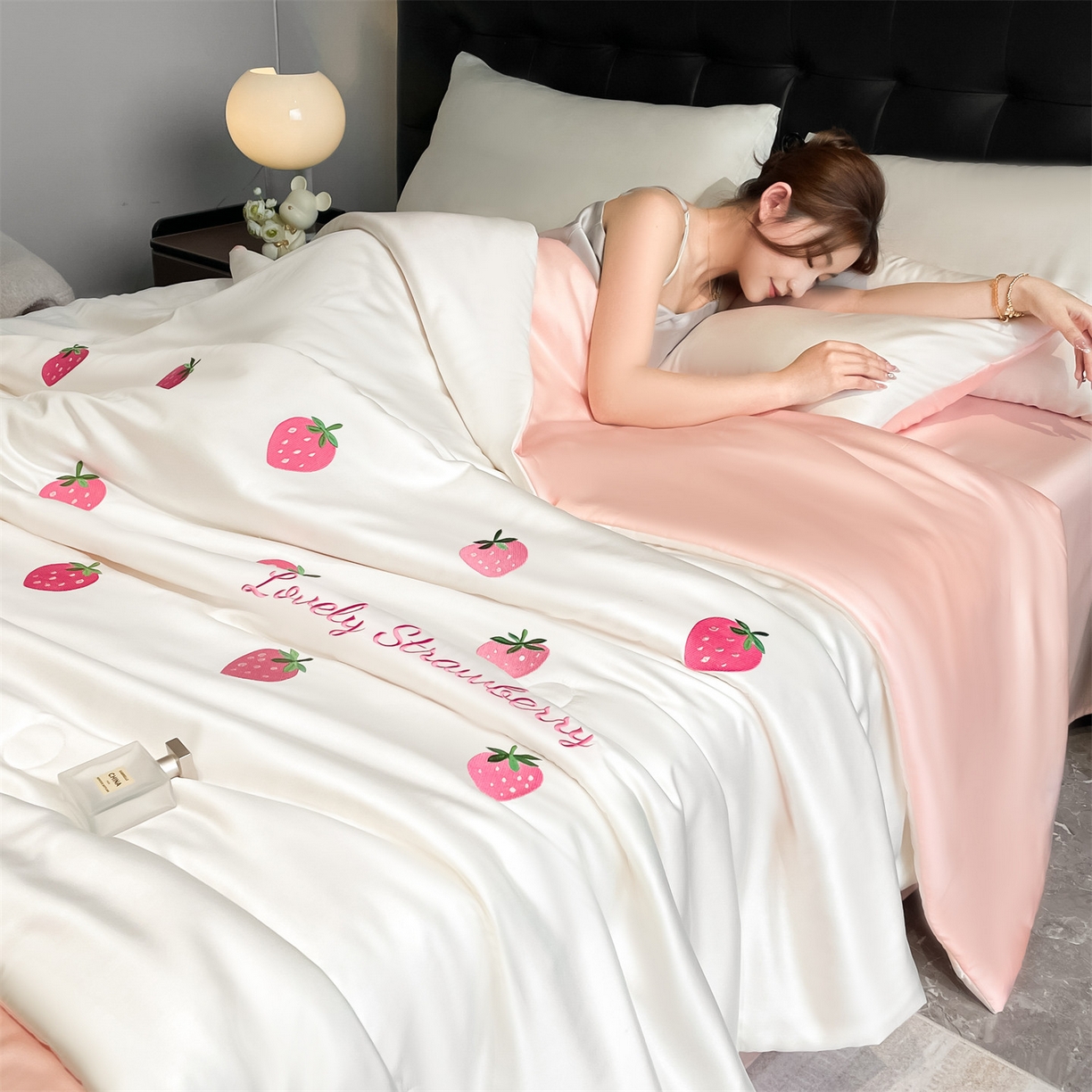 91家纺网 家纺一手货源 找家纺 美澳家纺 2026新款凉感水洗冰丝真丝刺绣双拼单夏被三件套四件套 草莓