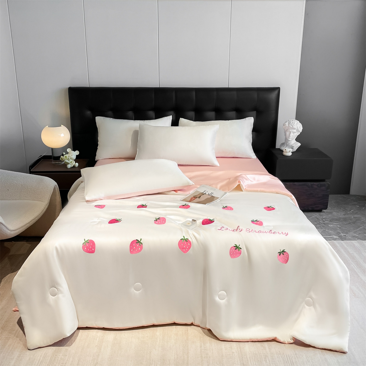 91家纺网 家纺一手货源 找家纺 美澳家纺 2026新款凉感水洗冰丝真丝刺绣双拼单夏被三件套四件套 草莓