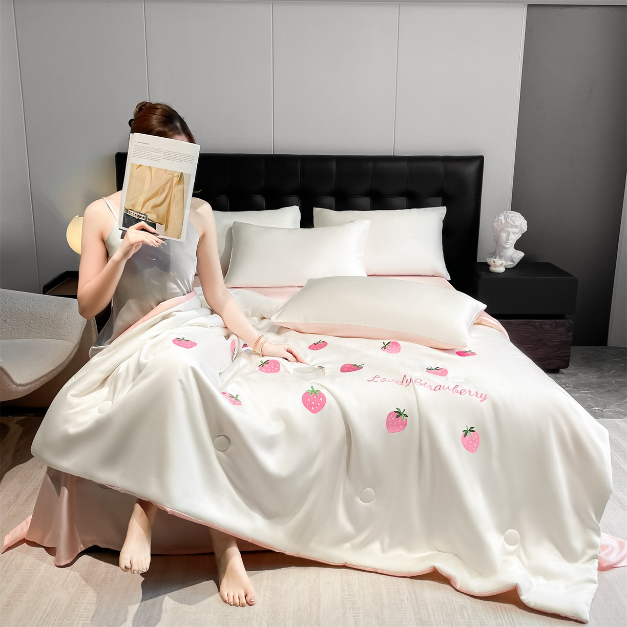 91家纺网 家纺一手货源 找家纺 美澳家纺 2026新款凉感水洗冰丝真丝刺绣双拼单夏被三件套四件套 草莓