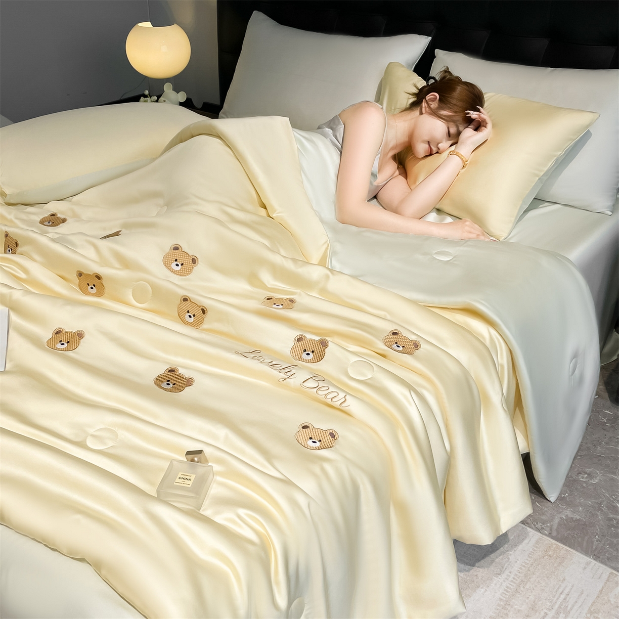 91家纺网 家纺一手货源 找家纺 美澳家纺 2026新款凉感水洗冰丝真丝刺绣双拼单夏被三件套四件套 小熊-绿