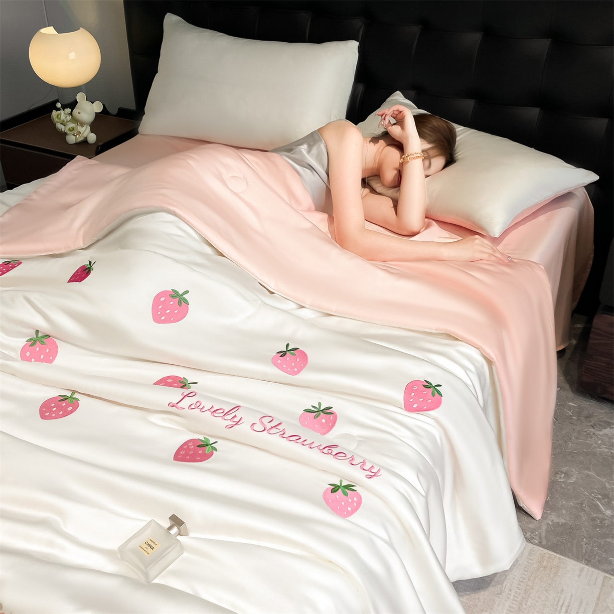 91家纺网 家纺一手货源 找家纺 美澳家纺 2026新款凉感水洗冰丝真丝刺绣双拼单夏被三件套四件套 草莓